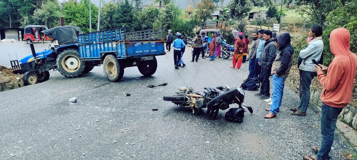 अछाममा ट्याक्टर र मोटरसाइकल ठोक्किँदा दुई जना घाइते 